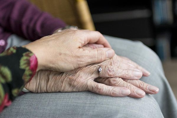 Opieka nad chorobą Alzheimera i demencją – o czym warto wiedzieć?